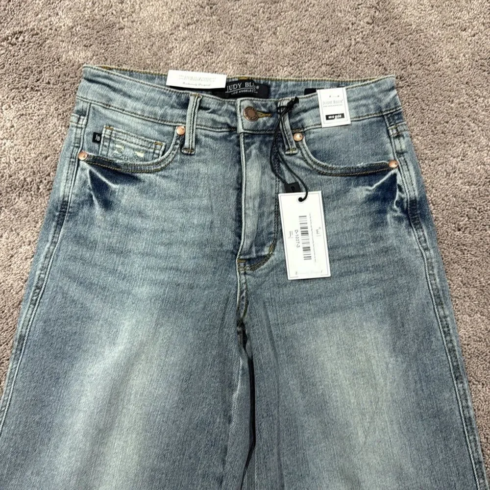 Judy blue! Tummy control mid rise wide leg crop with stretch! 3/26